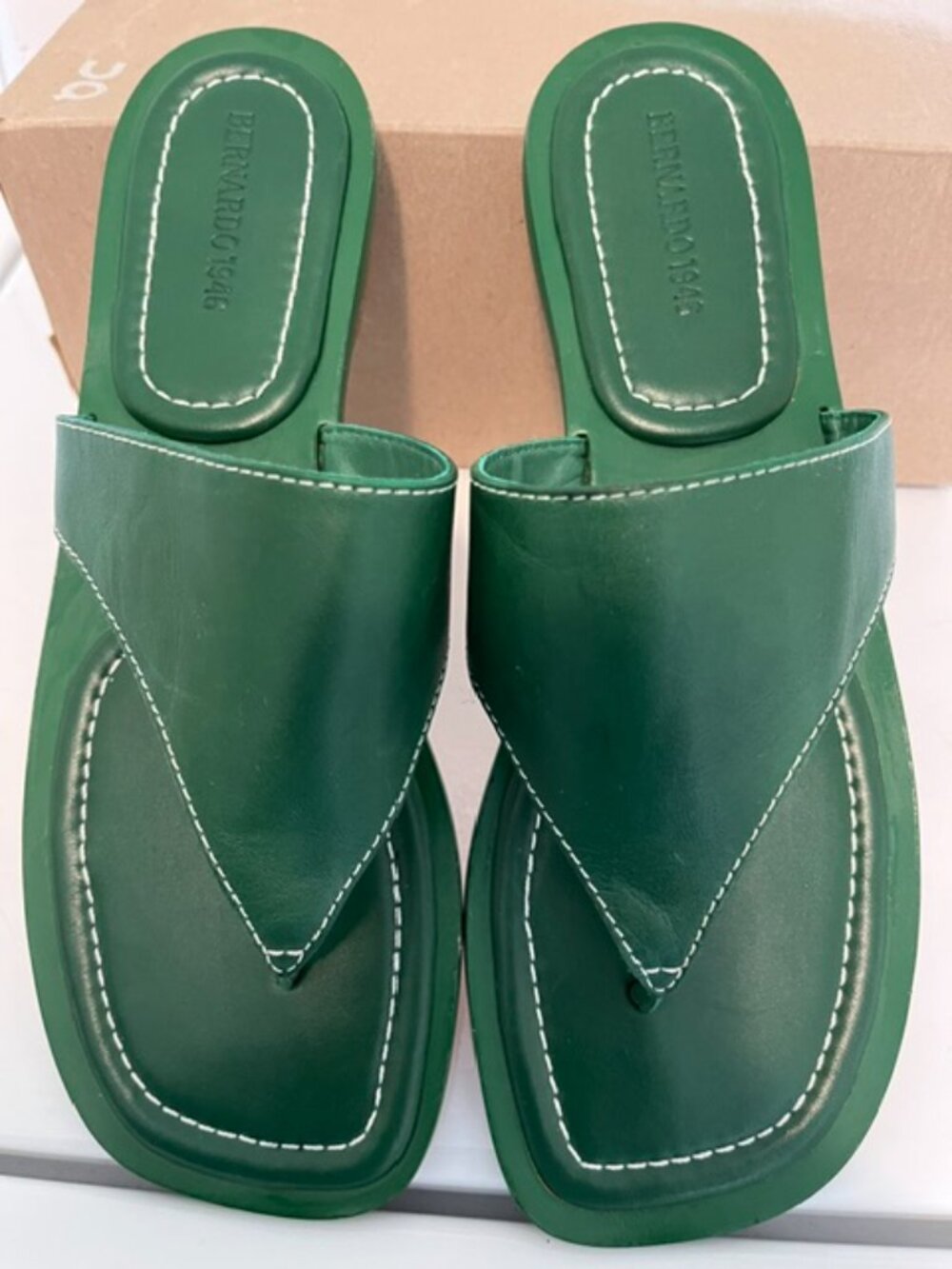 Bernardo 1946 Agora thong leather sandal. - Picture 2 of 4